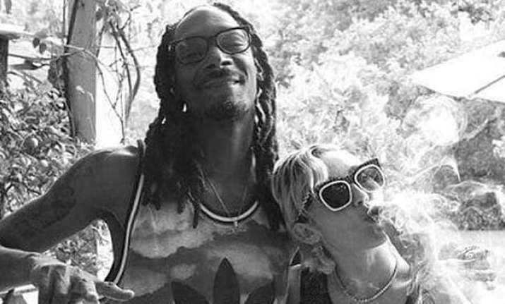 miley cyrus smokes marijuana with snoop dogg