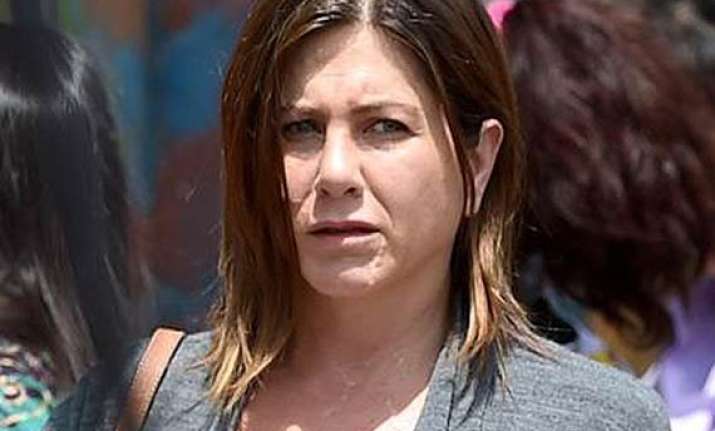 jennifer aniston eyes oscar for cake
