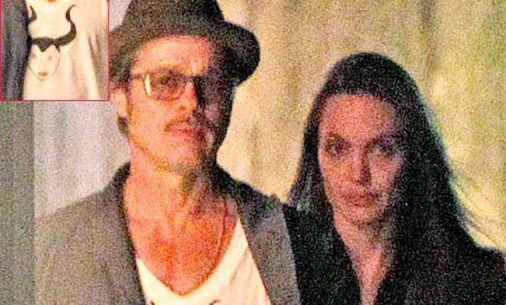 brad pitt pays tribute to jolie through t shirt