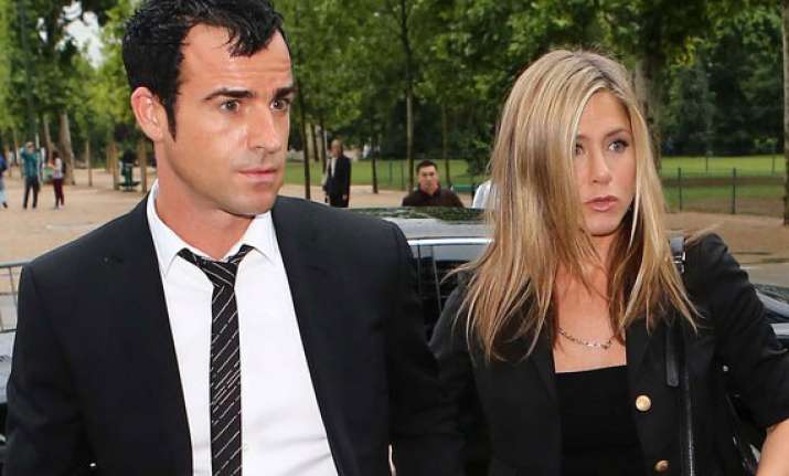 jennifer aniston moves into new house with beau