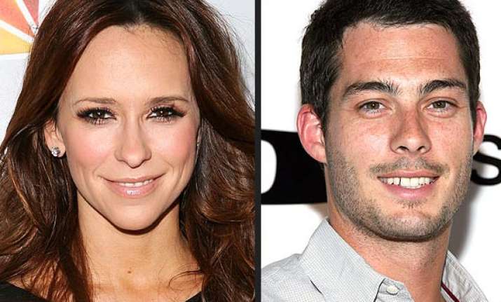 jennifer love hewitt set to marry brian hallisay