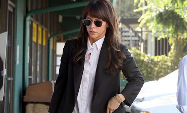 jennifer love hewitt flaunts new hairdo