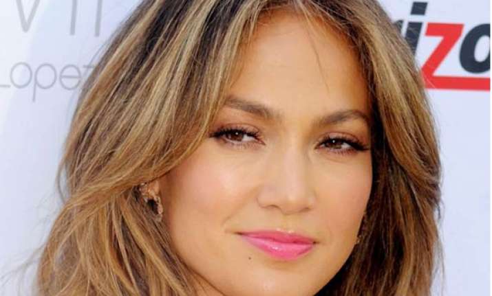 jennifer lopez to be awarded by gay rights organisation