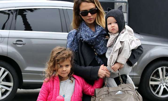 jessica alba prefers caring relative over professional