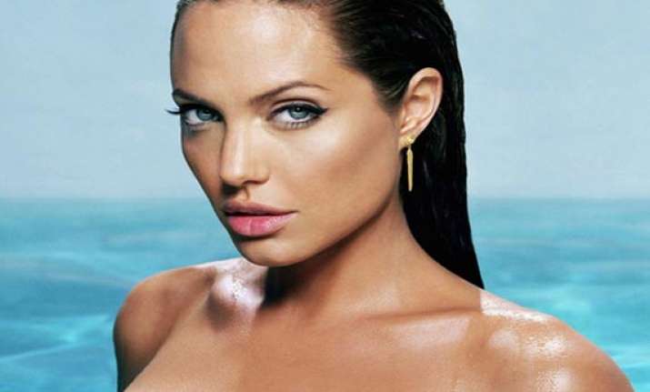 jolie to play own mother in biopic