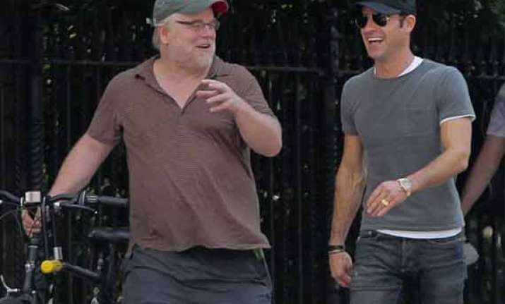 justin theroux devastated with hoffman s death