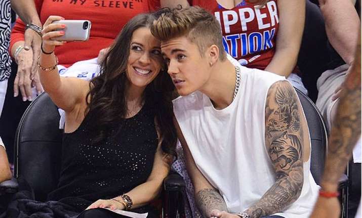 jutsin bieber takes mother to basketball game