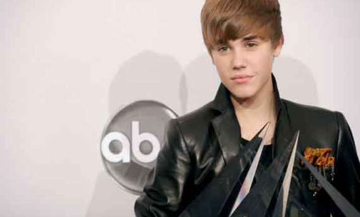 justin bieber dominates at american music awards