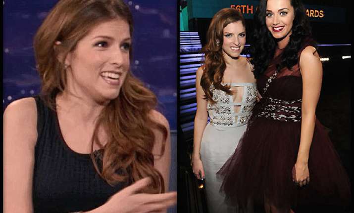 katy perry groped anna kendrick s breast at grammys see pics