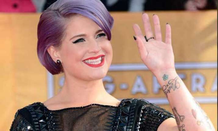 kelly osbourne pays tribute to amy winehouse
