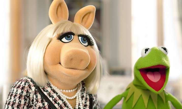 kermit piggy to present at this weekend s oscars