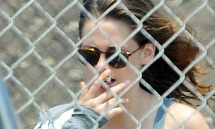 kristen stewart blasts photographer sans reason