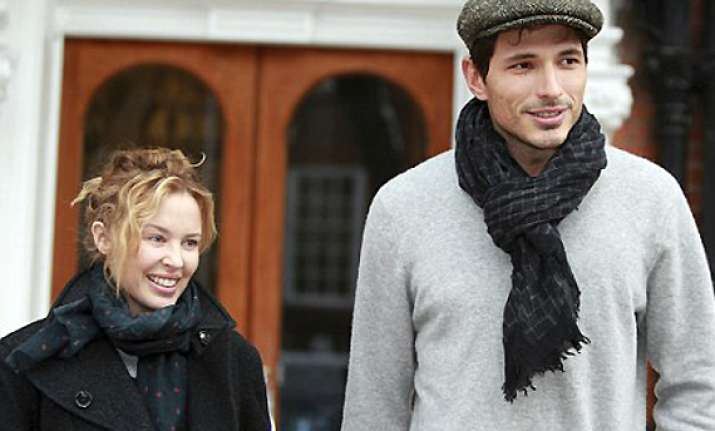 kylie minogue eager to get back with ex beau andres