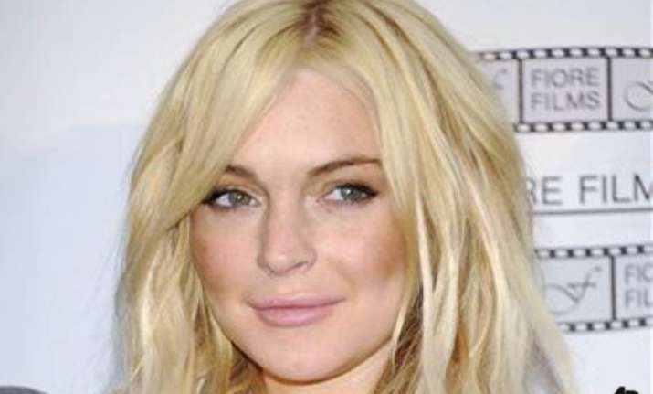 lindsay lohan begins serving sentence on house arrest