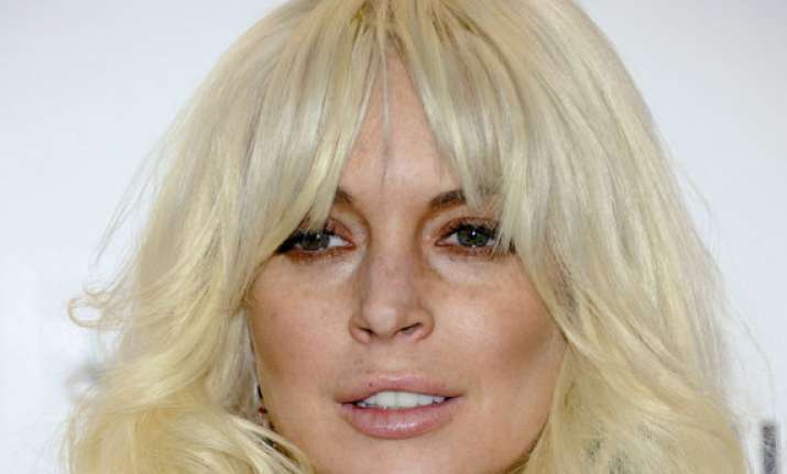 lindsay lohan to guest host snl