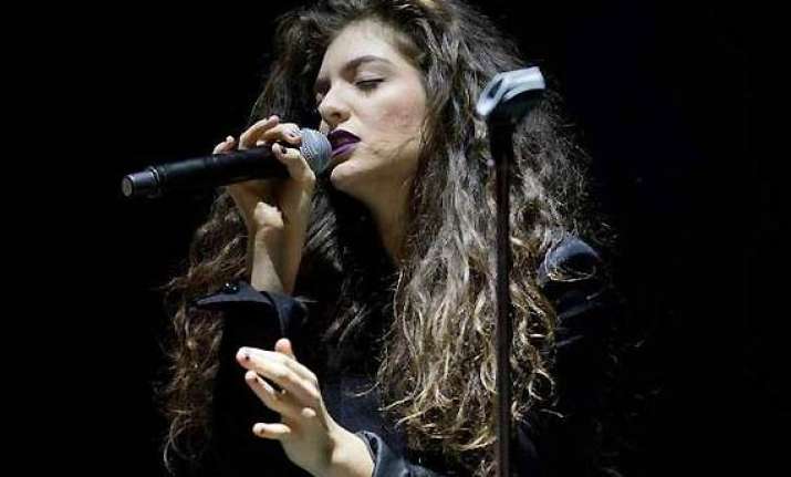 lorde rocks 40 000 fans in brazil