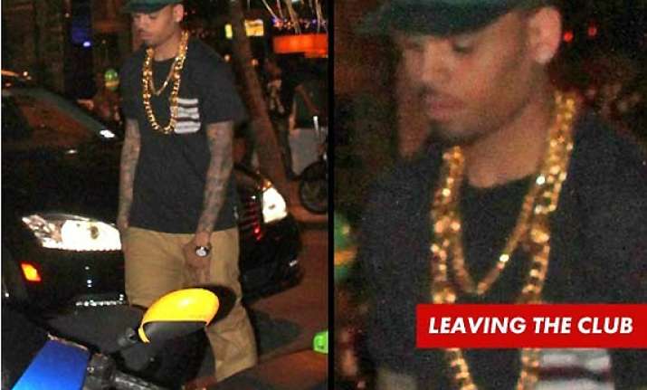 miami beach police eyes on brown for theft claim