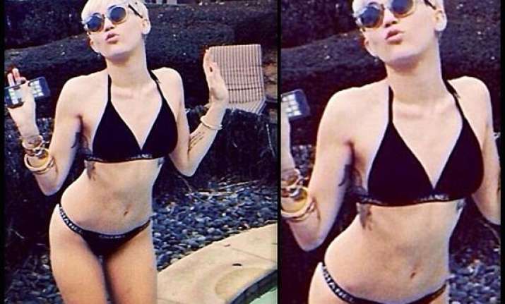 miley cyrus bikini fetish continues view pics