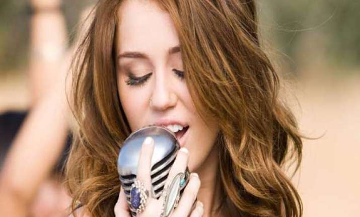 miley cyrus dad supports her raunchy act