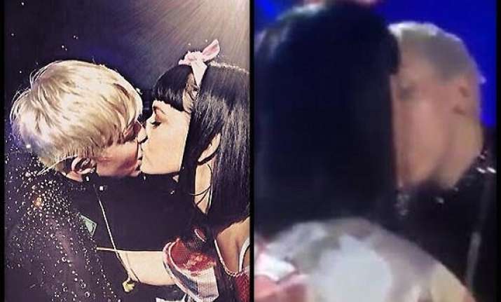 miley cyrus embarasses again locks lips with katy perry on