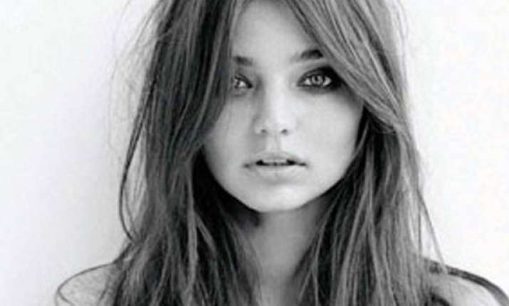 miranda kerr wants to explore bisexuality