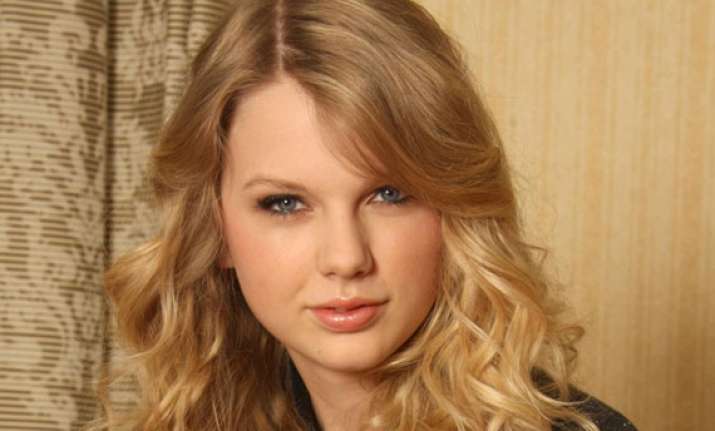 never chase a boy suggests taylor swift