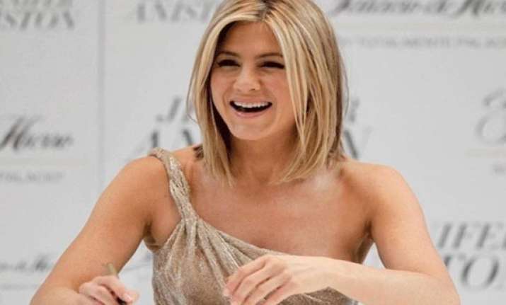 oops jennifer aniston forgets innerwear