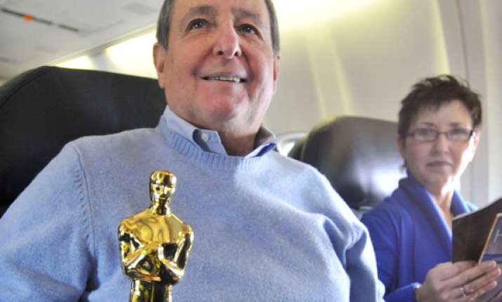 oscar lands in los angeles after chicago flight