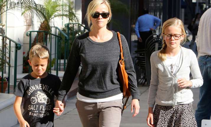 reese witherspoon warns kids of domestic violence
