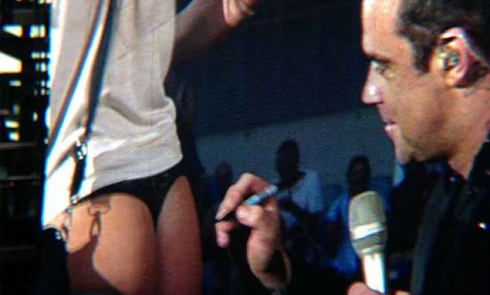 robbie williams signs fan s bottom