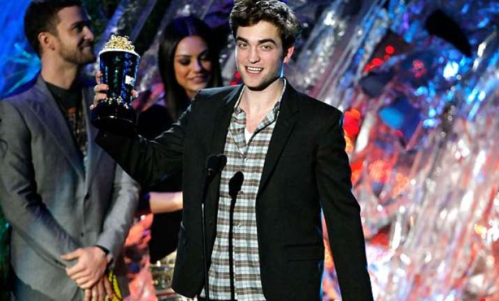 robert pattinson sinks teeth into mtv movie awards