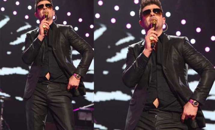 robin thicke suffers wardrobe malfunction