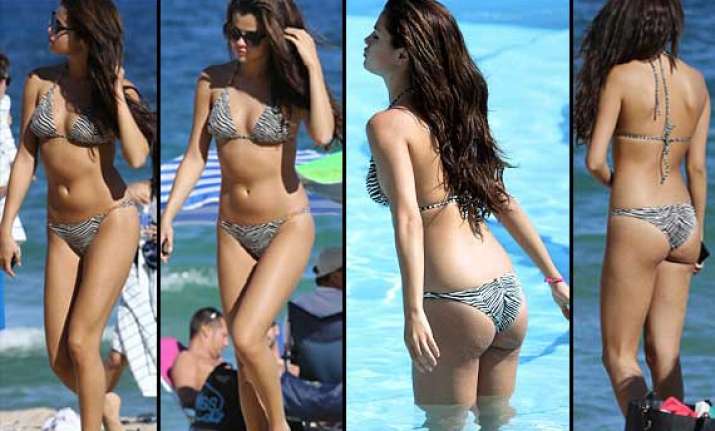 selema gomez shows off her sexy figure in florida see hot