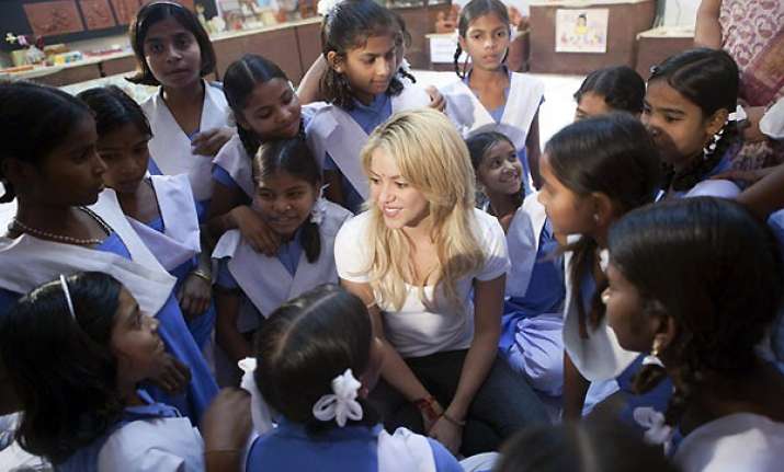 shakira meets indian girl students in udaipur