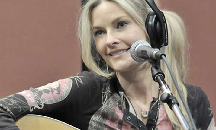 singer elizabeth cook gets ama nominations