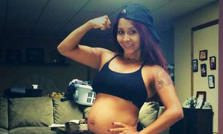 snooki shows bare baby bump online