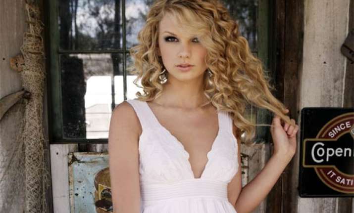 taylor swift sparks rumours of dating glee star chord