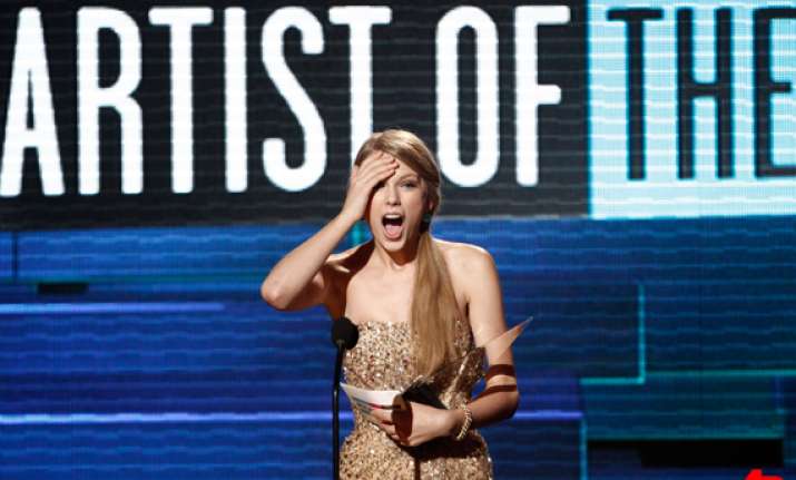 taylor swift wins 3 trophies at amas