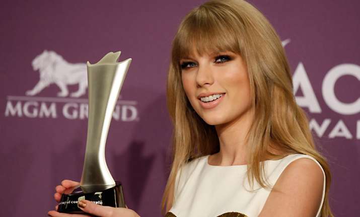 taylor swift wins acm entertainer of the year