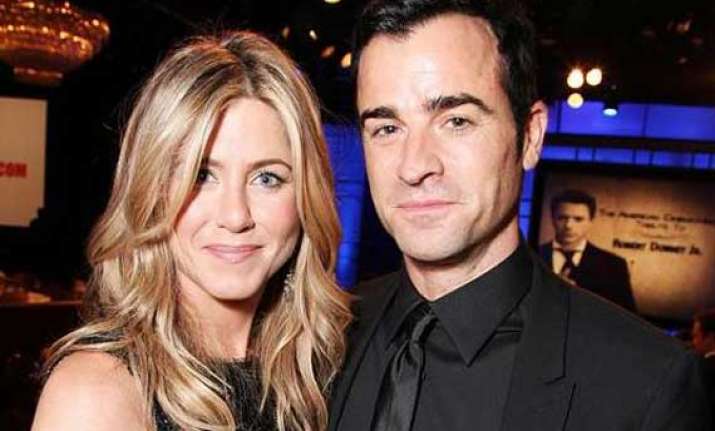 theroux wants aniston to invite her mom for wedding