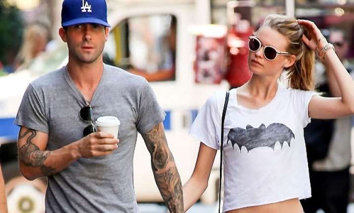 it s confirmed adam levine behati prinsloo to tie the knot