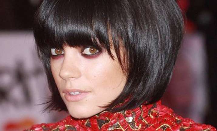 lily allen hides when her songs play in pubs