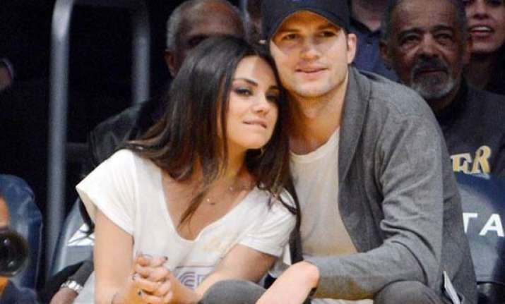 mila kunis ashton kutcher s perfect date funda white t shirt
