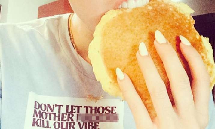 recovering miley cyrus gorges on pancakes