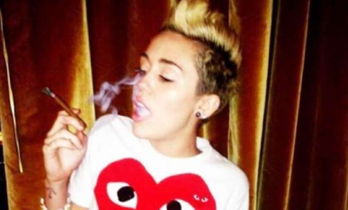 miley cyrus quits smoking see pics
