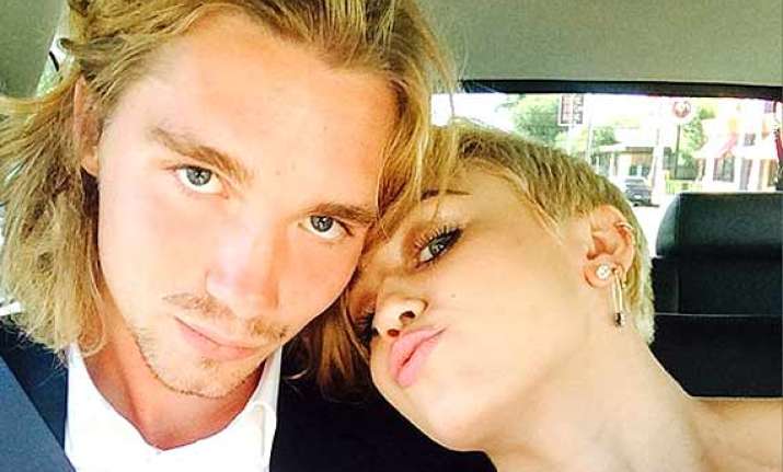cyrus takes homeless guy as her date at mtv vmas