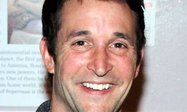 noah wyle puts on show is charm sends flowers to stranger