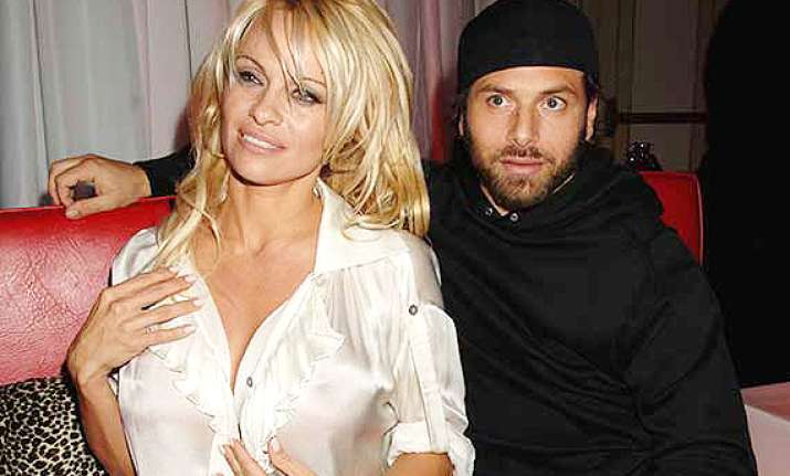 pamela anderson files for divorce again