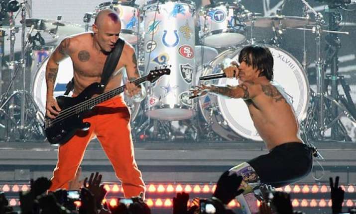 red hot chili peppers back with live performance see pics