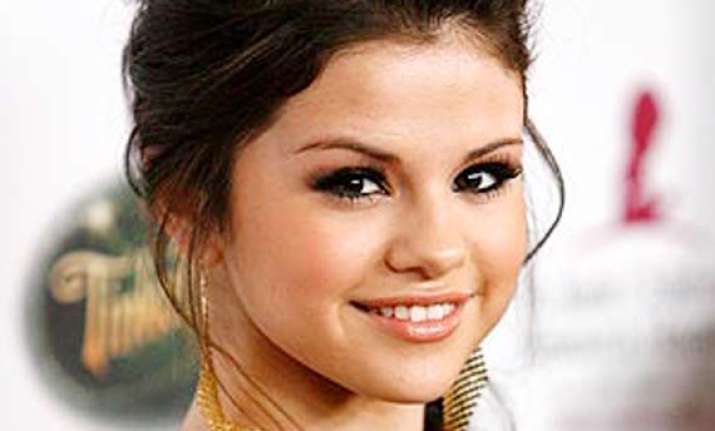 selena gomez thanks fans for concern see pics